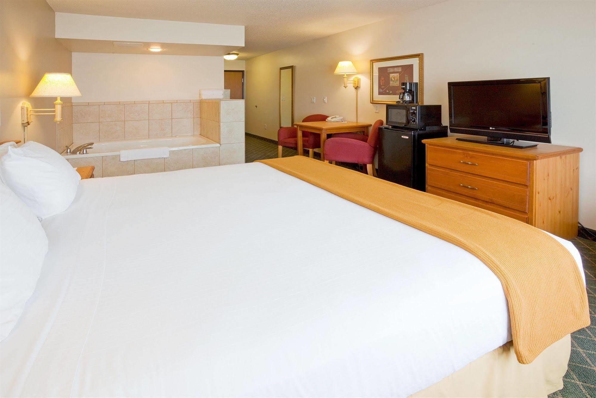 Holiday Inn Express & Suites Yankton By Ihg Room photo