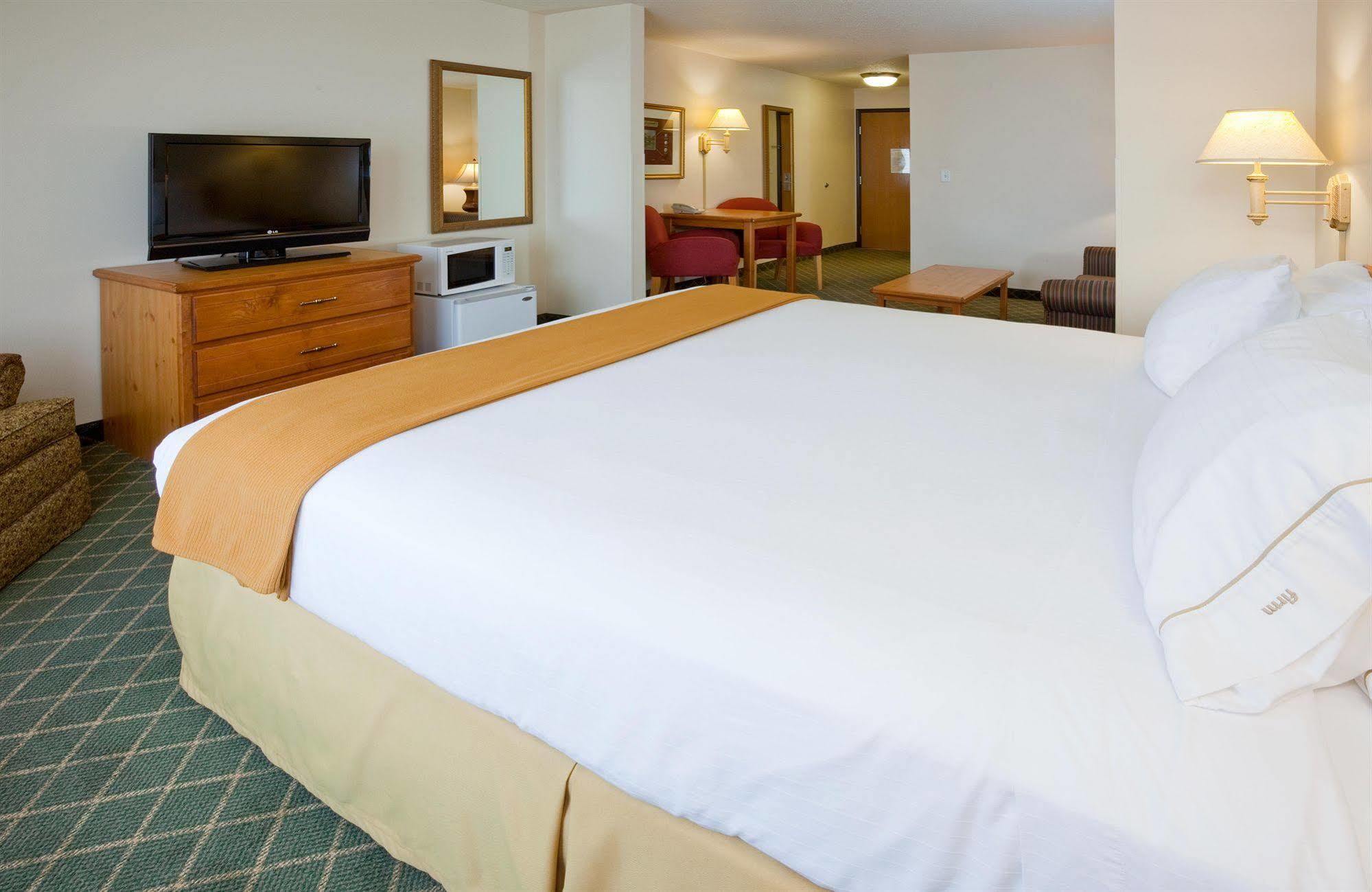 Holiday Inn Express & Suites Yankton By Ihg Exterior photo