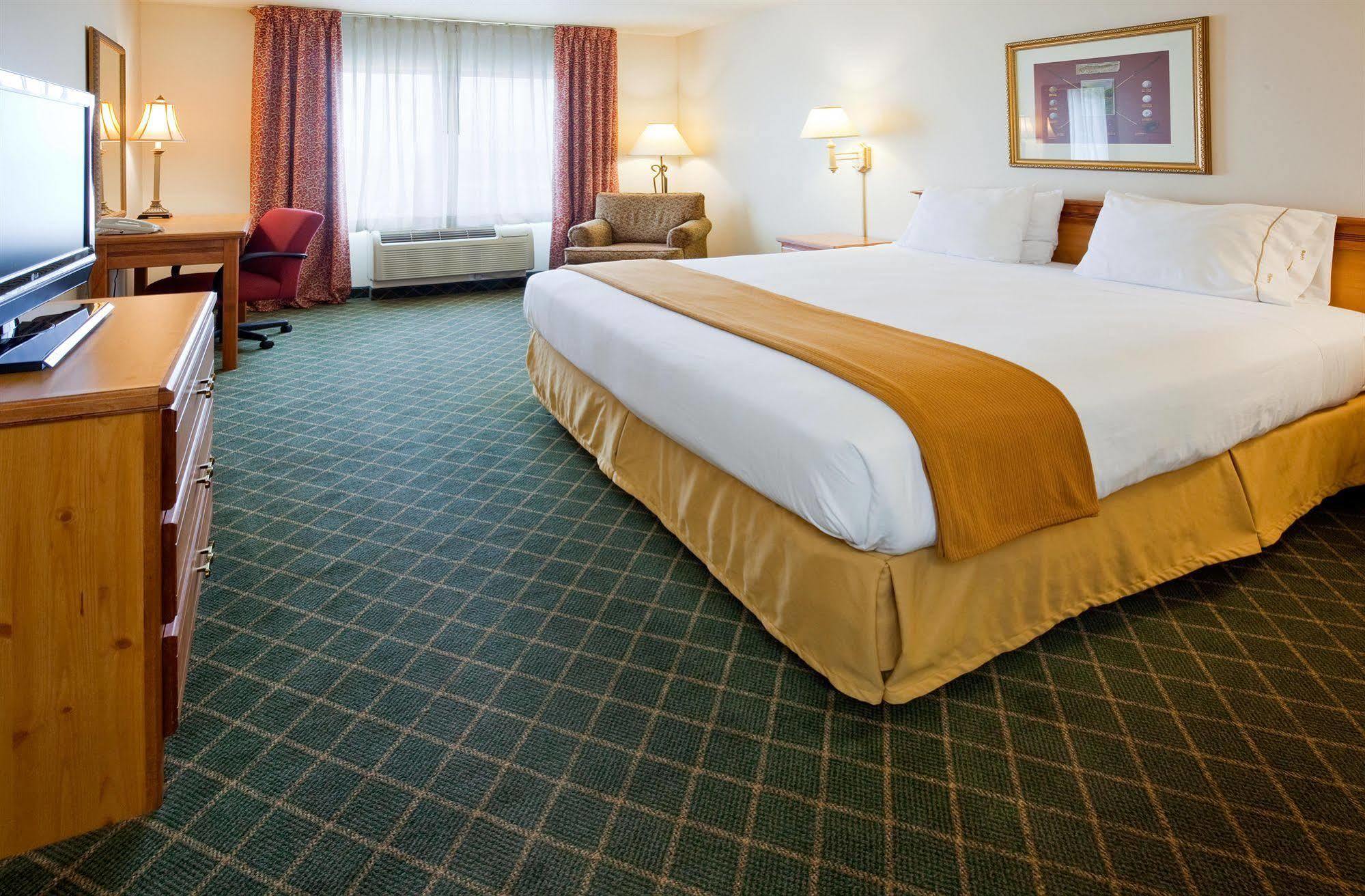 Holiday Inn Express & Suites Yankton By Ihg Room photo