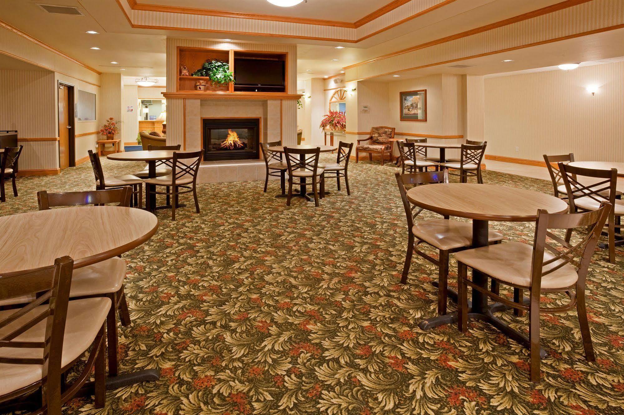 Holiday Inn Express & Suites Yankton By Ihg Restaurant photo